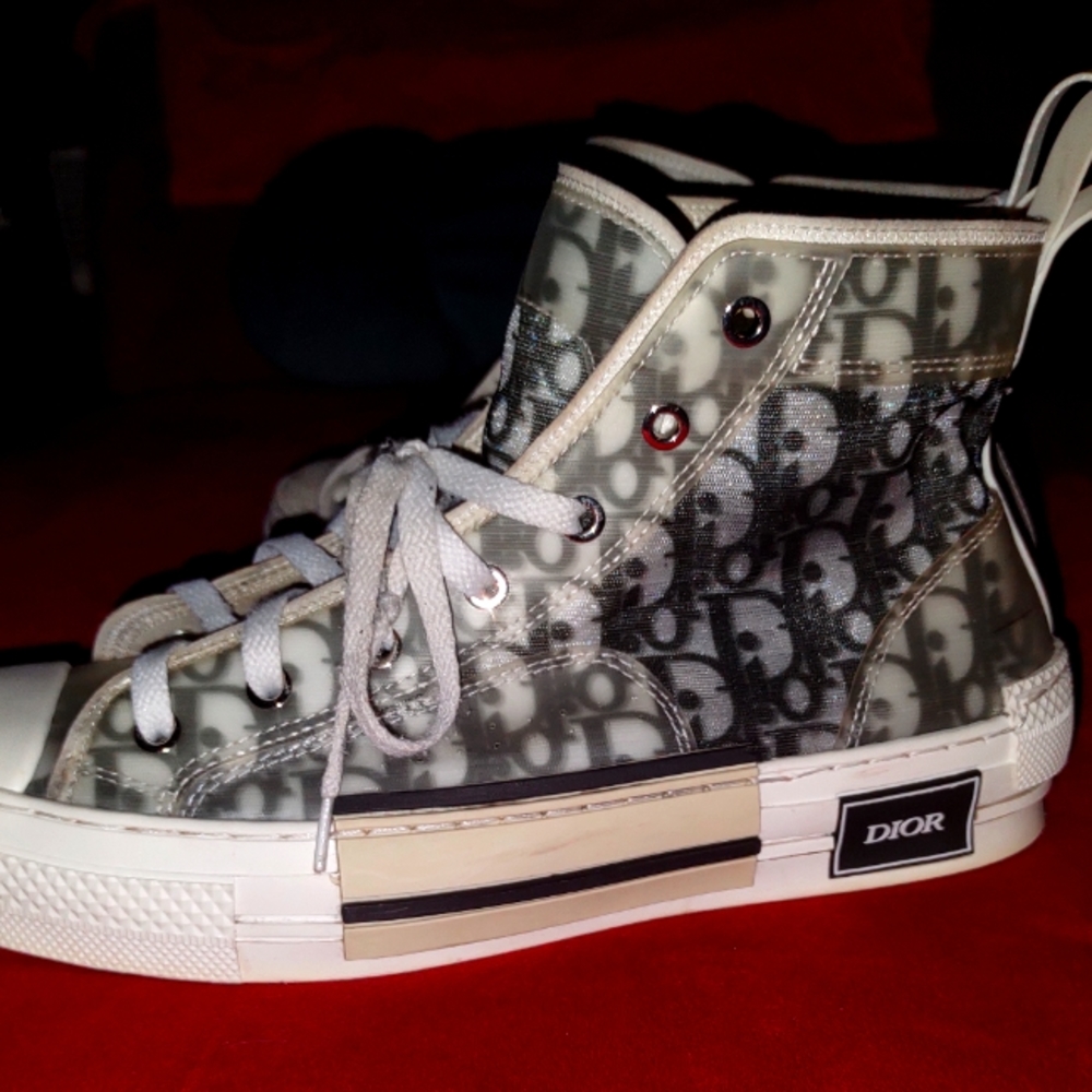 Salung my Dior shoes ,still in good condition only worn a few times